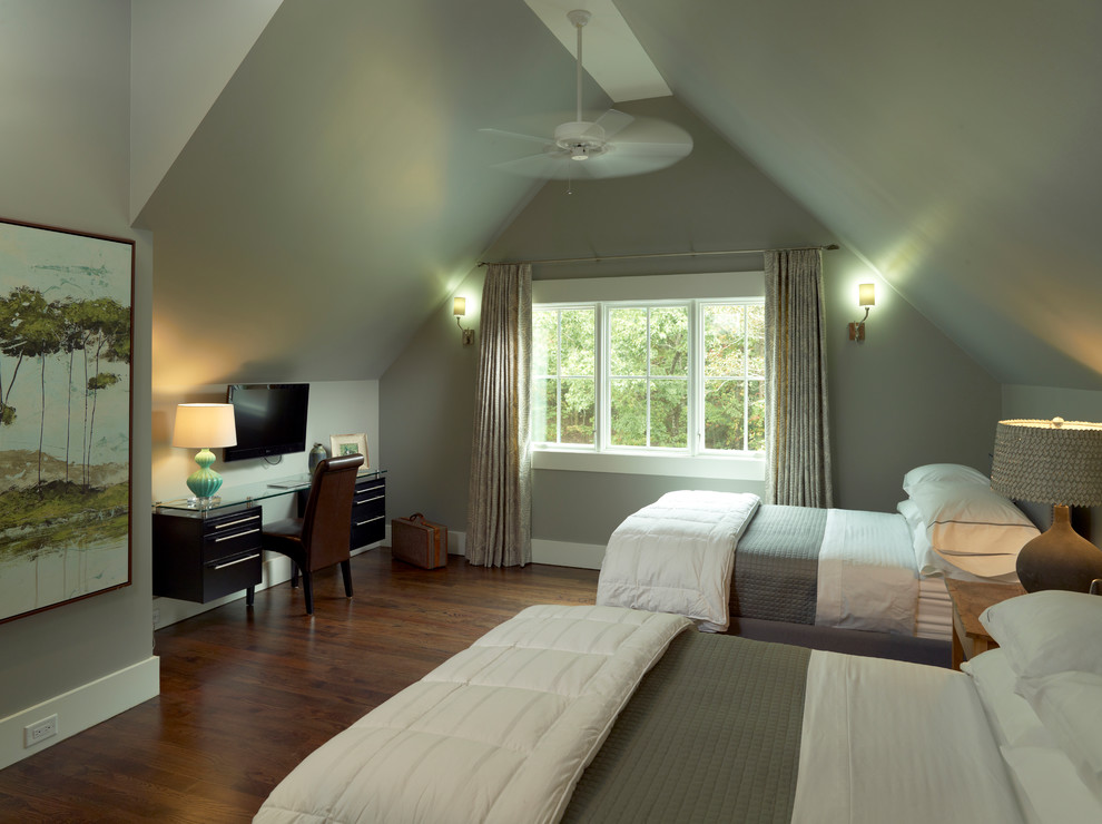 Foto de habitación de invitados tradicional renovada de tamaño medio con paredes verdes y suelo de madera en tonos medios