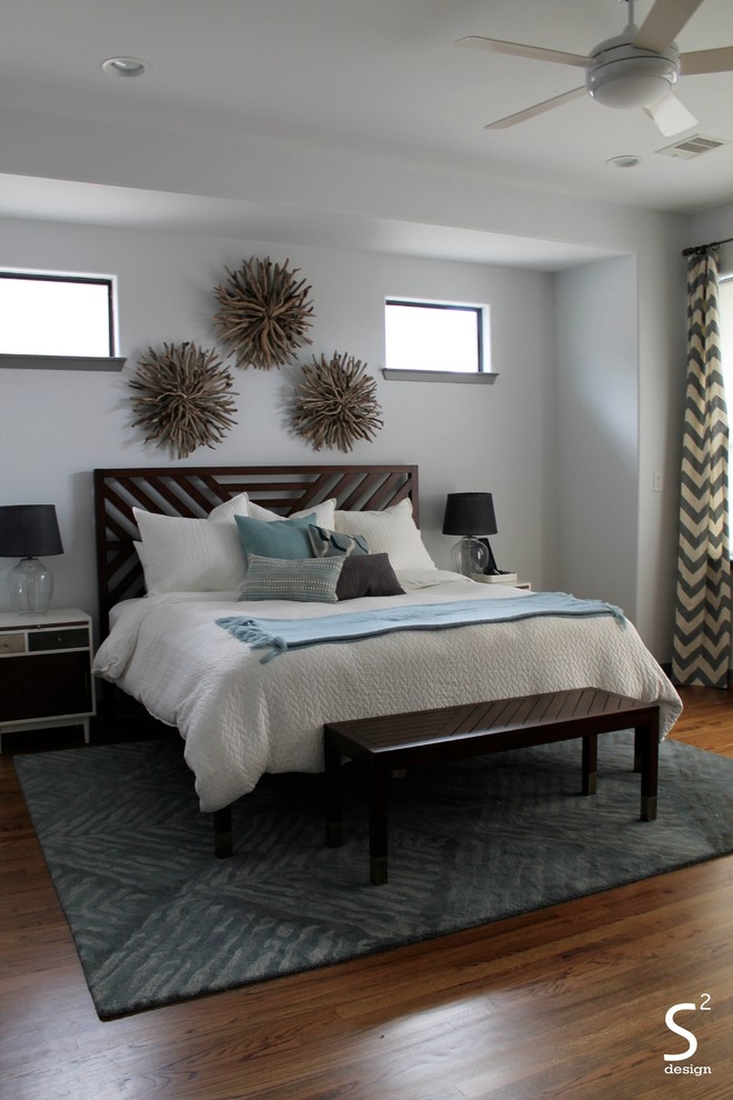 Стильный дизайн: большая хозяйская спальня в стиле ретро с белыми стенами и паркетным полом среднего тона - последний тренд