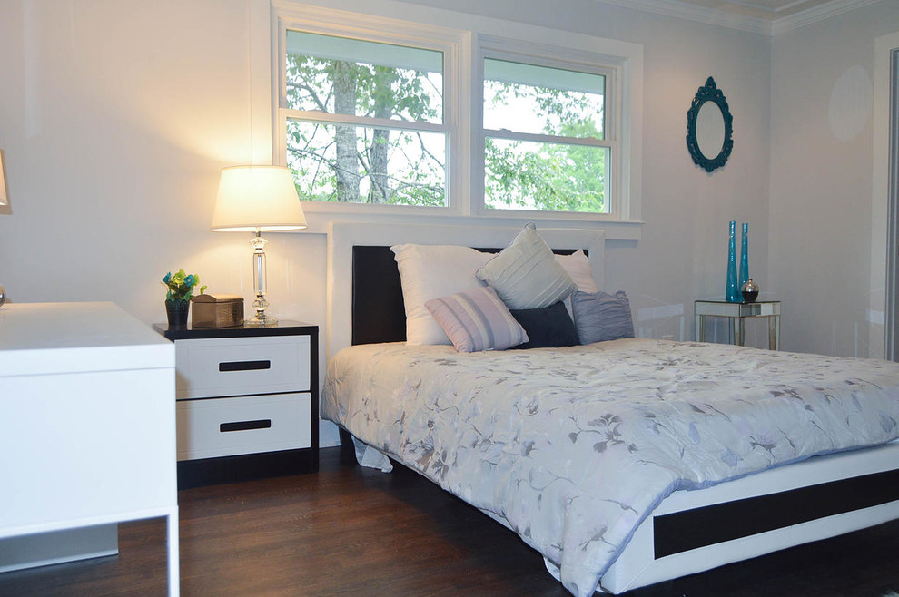 Идея дизайна: хозяйская спальня среднего размера в стиле модернизм с серыми стенами и светлым паркетным полом без камина