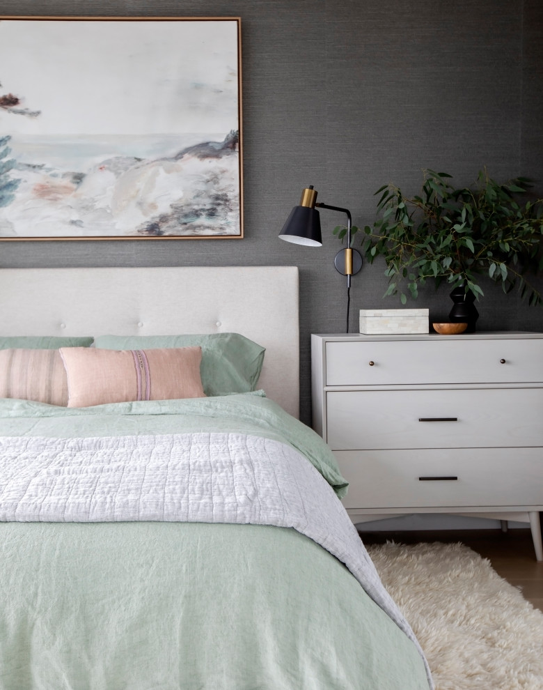 Exemple d'une chambre parentale grise et rose tendance avec un mur gris, parquet clair et un sol beige.