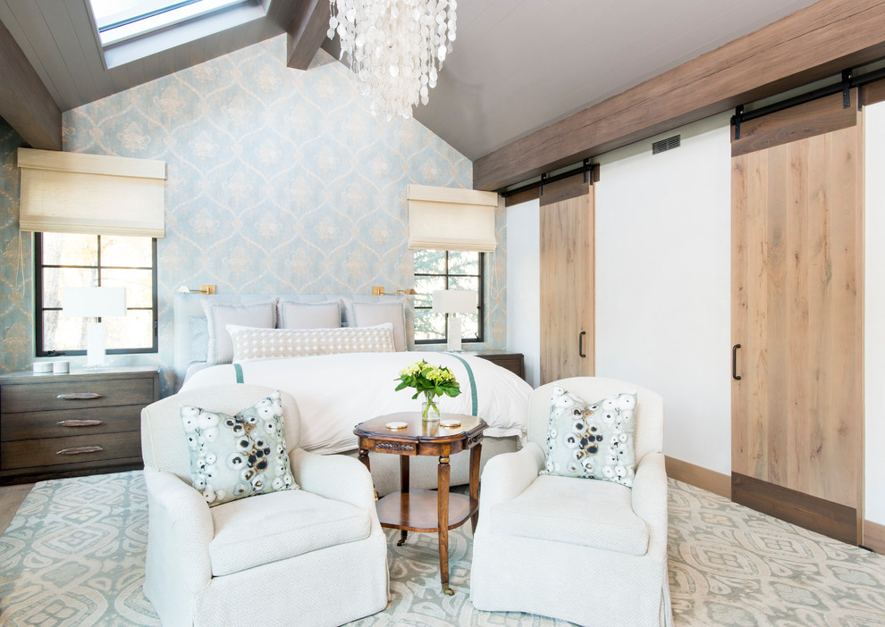 Geräumiges Uriges Hauptschlafzimmer mit blauer Wandfarbe, Teppichboden und blauem Boden in Denver