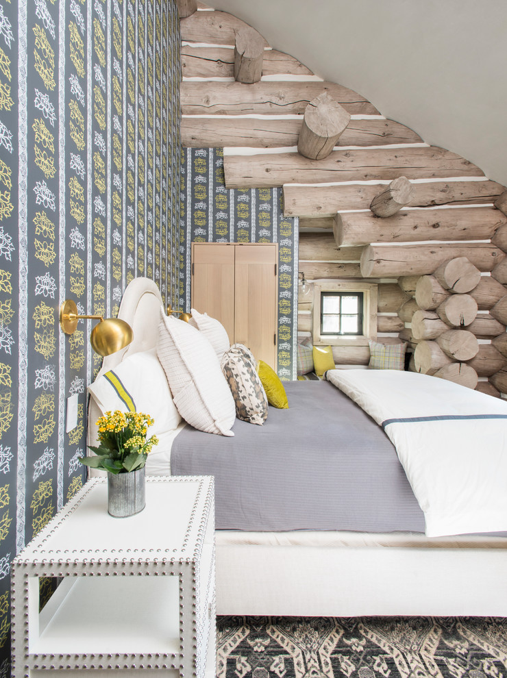 Свежая идея для дизайна: большая гостевая спальня (комната для гостей) в стиле рустика с серыми стенами, ковровым покрытием и серым полом без камина - отличное фото интерьера