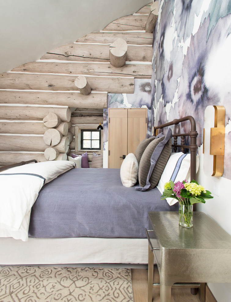 Modelo de habitación de invitados rústica extra grande con paredes púrpuras, moqueta y suelo beige