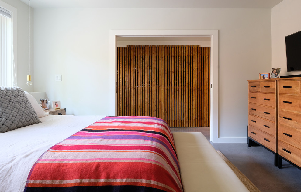 Источник вдохновения для домашнего уюта: хозяйская спальня среднего размера в современном стиле с белыми стенами, бетонным полом и серым полом