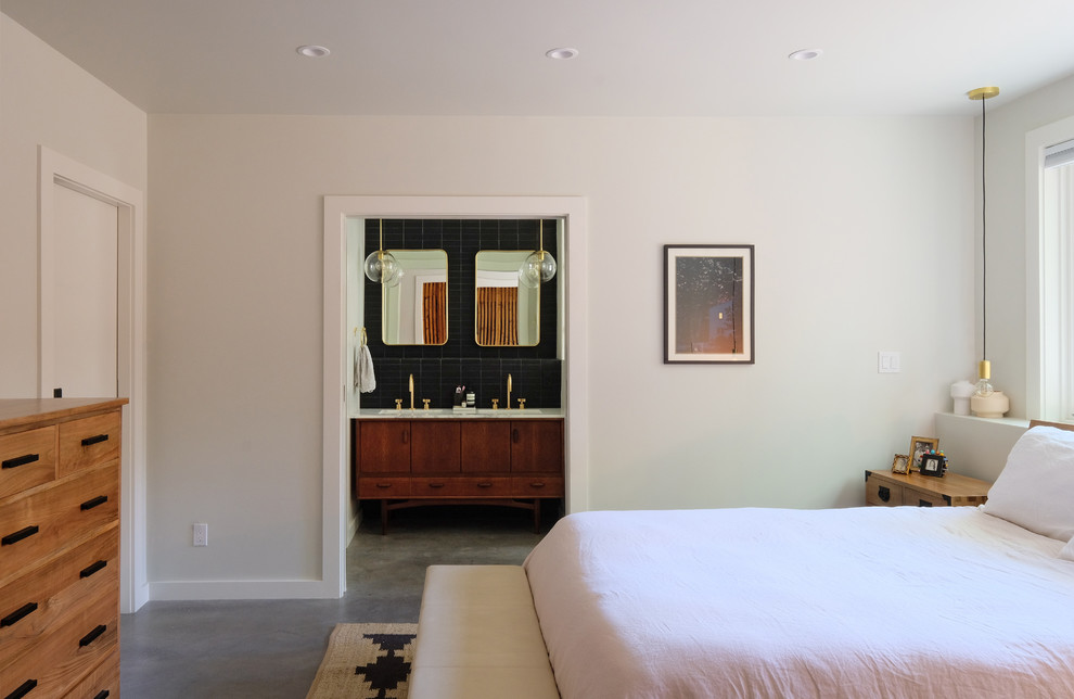 サンフランシスコにある中くらいなコンテンポラリースタイルのおしゃれな主寝室 (白い壁、コンクリートの床、グレーの床) のレイアウト
