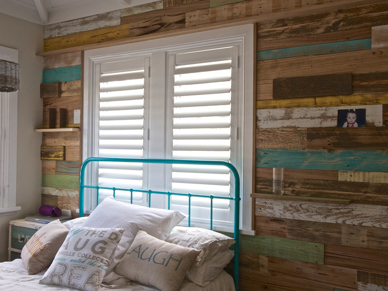 Foto de dormitorio de estilo de casa de campo con paredes beige y suelo de madera en tonos medios
