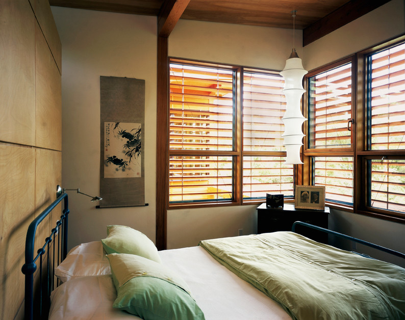 Kleines Modernes Hauptschlafzimmer mit weißer Wandfarbe und Betonboden in Richmond