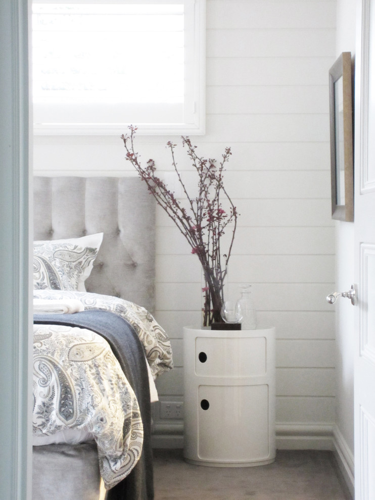 Источник вдохновения для домашнего уюта: хозяйская спальня среднего размера в современном стиле с белыми стенами, ковровым покрытием и серым полом