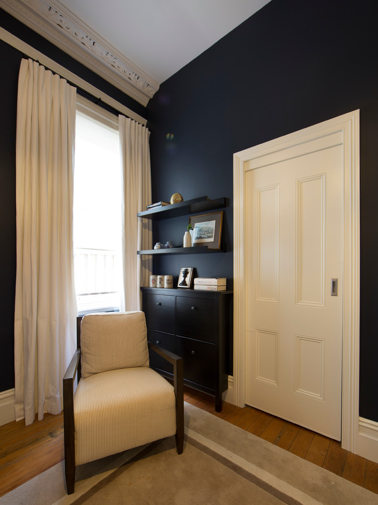 Foto di una camera matrimoniale classica di medie dimensioni con pareti blu, pavimento in legno massello medio e nessun camino