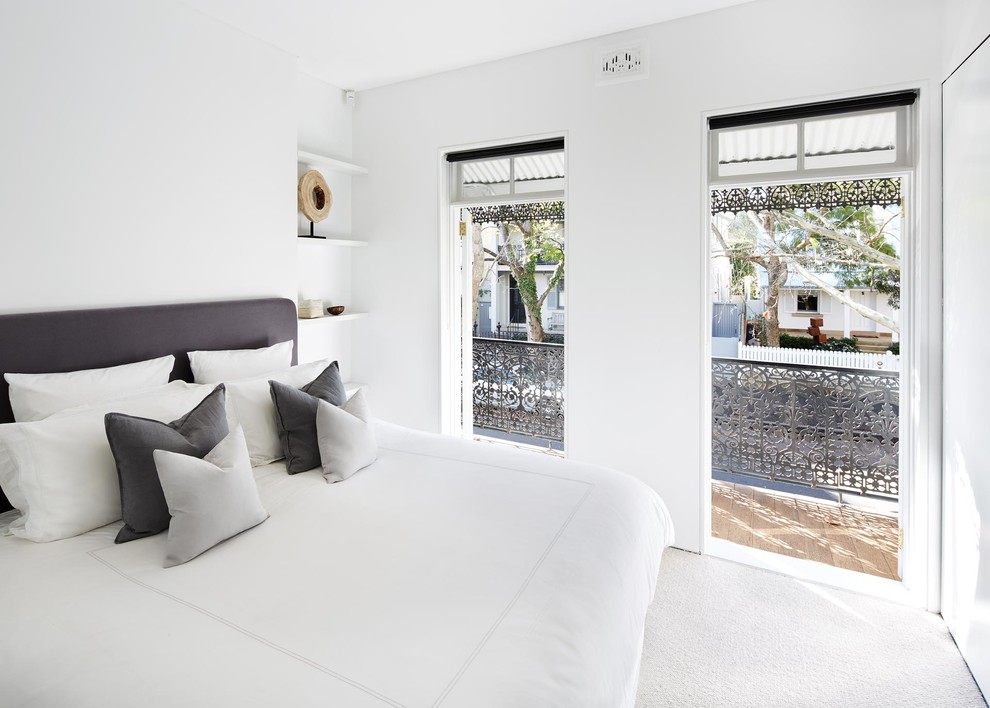 Diseño de dormitorio principal actual de tamaño medio con paredes blancas, moqueta y suelo blanco