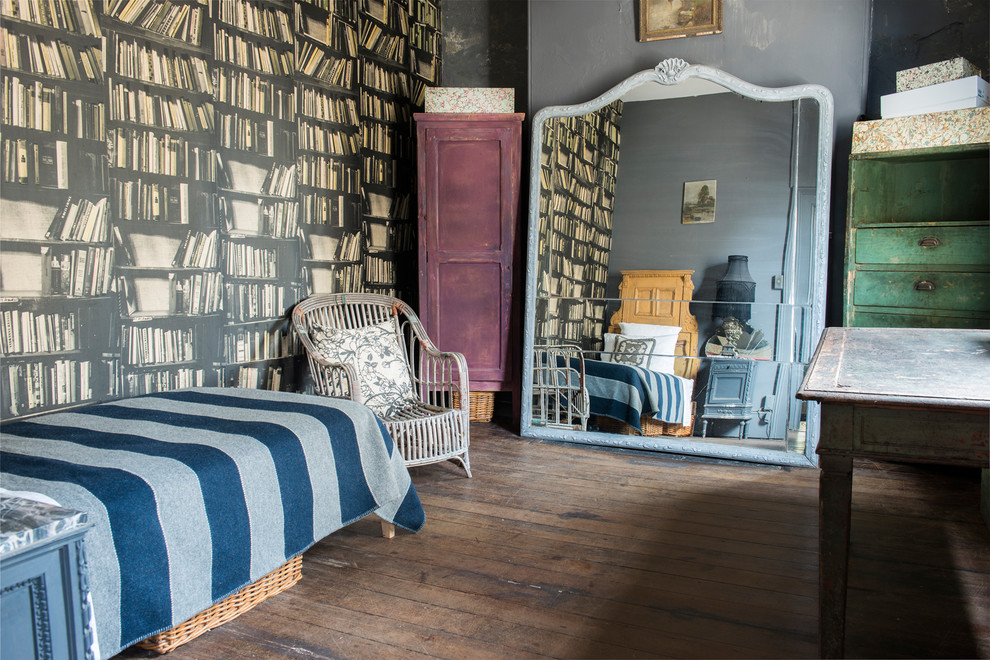 Inspiration för eklektiska sovrum, med grå väggar och mörkt trägolv