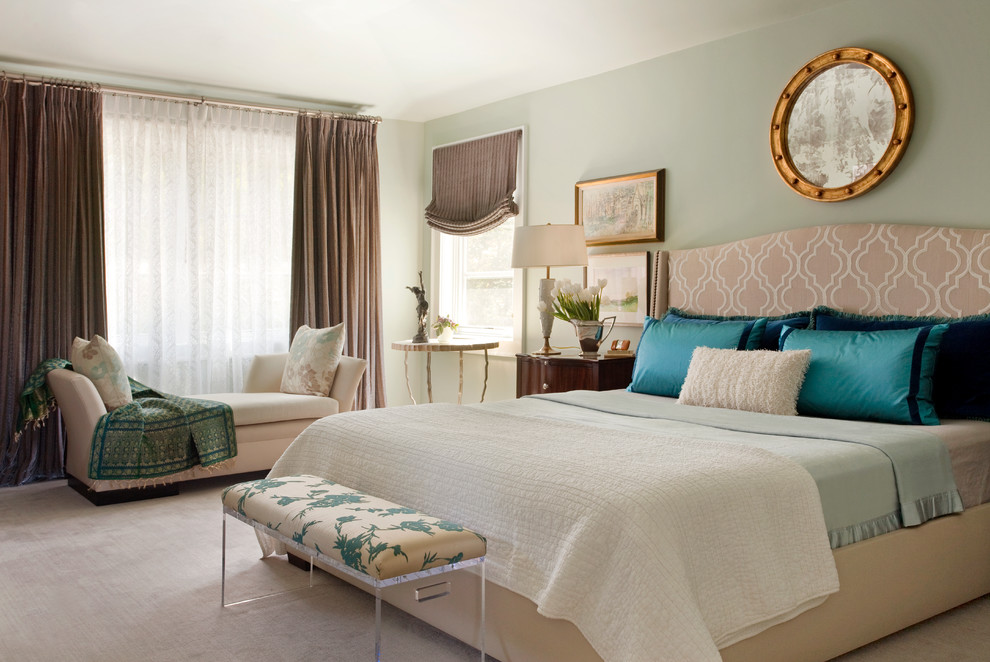 サンフランシスコにある広いコンテンポラリースタイルのおしゃれな主寝室 (緑の壁、カーペット敷き、暖炉なし)