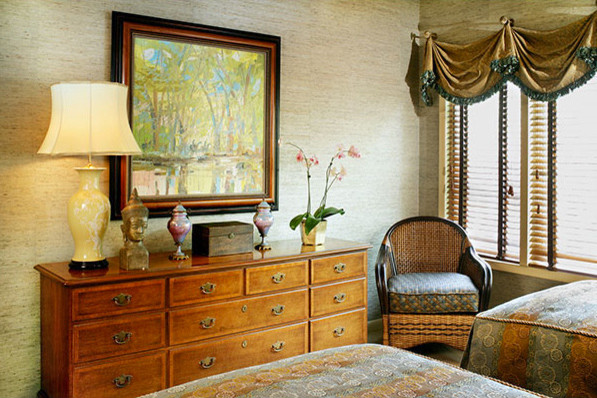 Imagen de habitación de invitados asiática de tamaño medio con paredes grises, moqueta y suelo gris