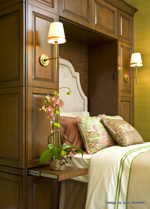 Kleines Klassisches Gästezimmer mit grüner Wandfarbe und braunem Holzboden in Louisville