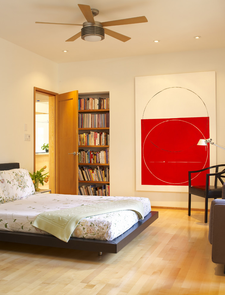 Modernes Schlafzimmer mit beiger Wandfarbe und braunem Holzboden in Vancouver