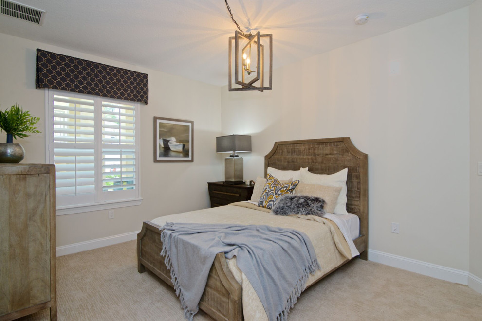 Foto de habitación de invitados clásica renovada con moqueta, suelo beige y paredes beige