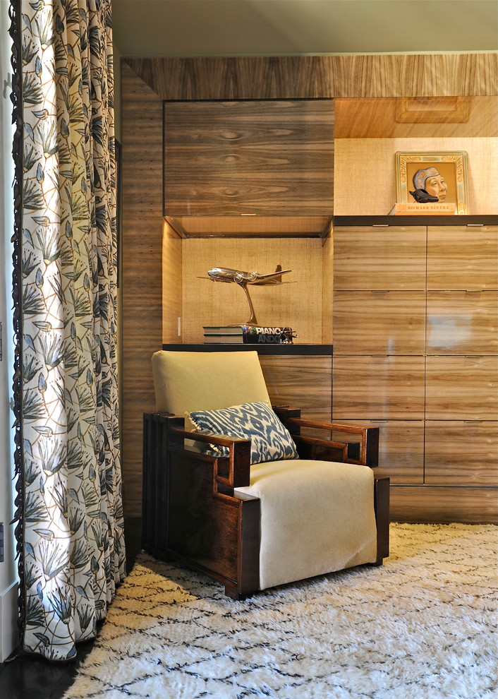 Ejemplo de habitación de invitados bohemia de tamaño medio con paredes verdes y suelo de madera oscura
