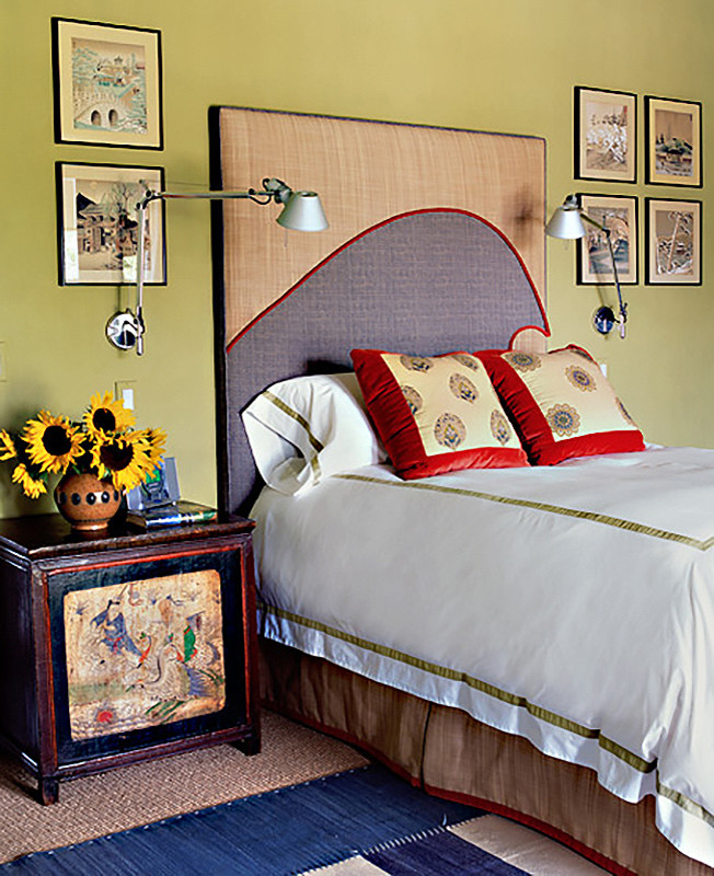 Modelo de habitación de invitados ecléctica de tamaño medio con paredes verdes y suelo de madera oscura