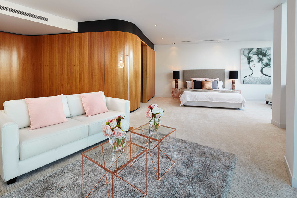 Aménagement d'une très grande chambre avec moquette grise et rose contemporaine avec un mur blanc.