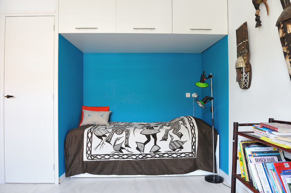 Ispirazione per una camera da letto boho chic con pareti blu