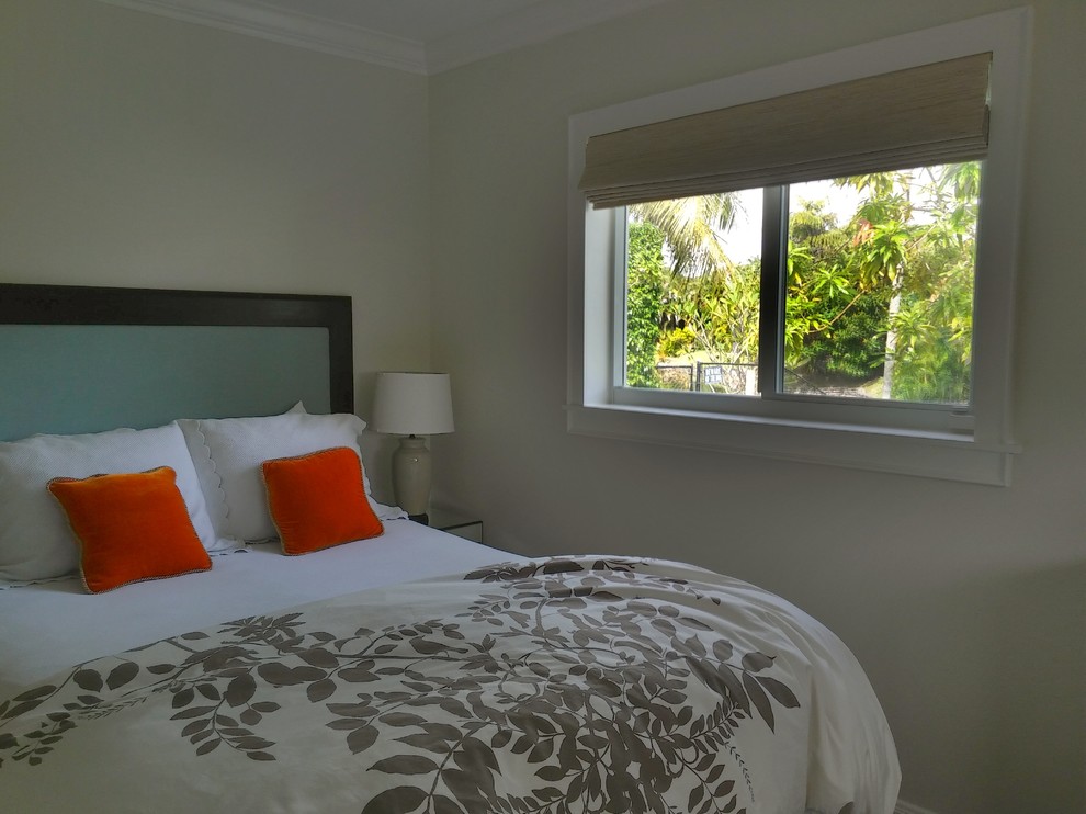 Mittelgroßes Modernes Hauptschlafzimmer ohne Kamin mit beiger Wandfarbe in Miami