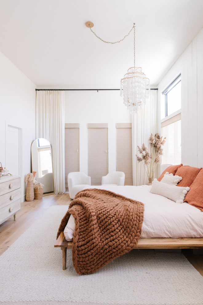 Идея дизайна: спальня в стиле неоклассика (современная классика) с белыми стенами, паркетным полом среднего тона и коричневым полом