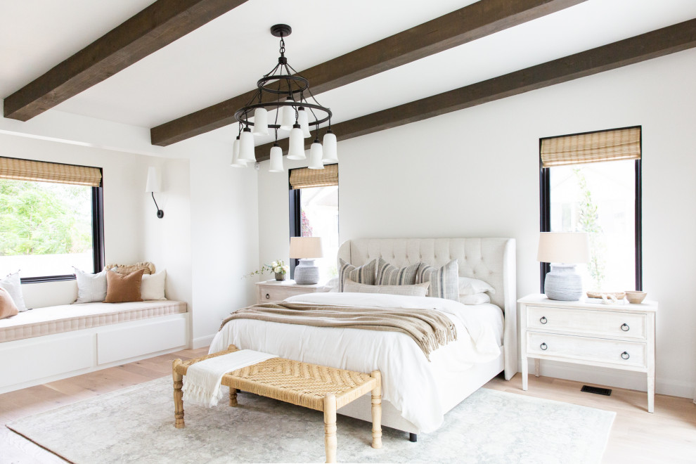 Idee per una camera da letto chic con pareti bianche, parquet chiaro, pavimento beige, travi a vista e soffitto a volta