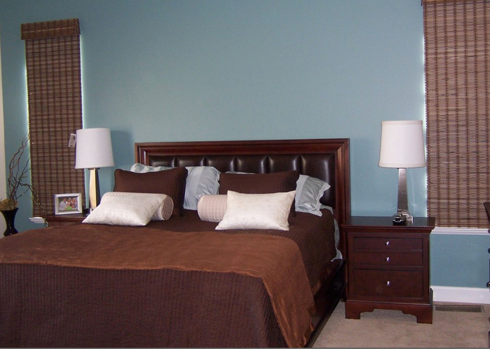 Ejemplo de dormitorio principal contemporáneo de tamaño medio sin chimenea con paredes azules y moqueta