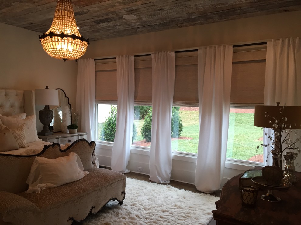 Foto de dormitorio principal clásico renovado de tamaño medio sin chimenea con paredes beige, suelo de madera en tonos medios y suelo marrón