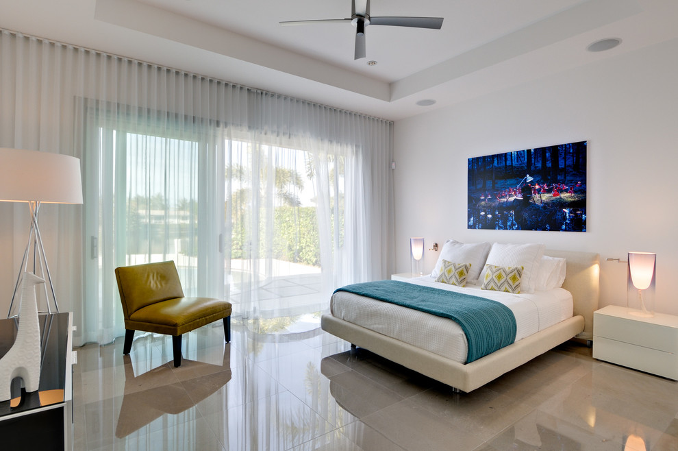 マイアミにあるコンテンポラリースタイルのおしゃれな寝室 (白い壁、暖炉なし、シアーカーテン) のインテリア