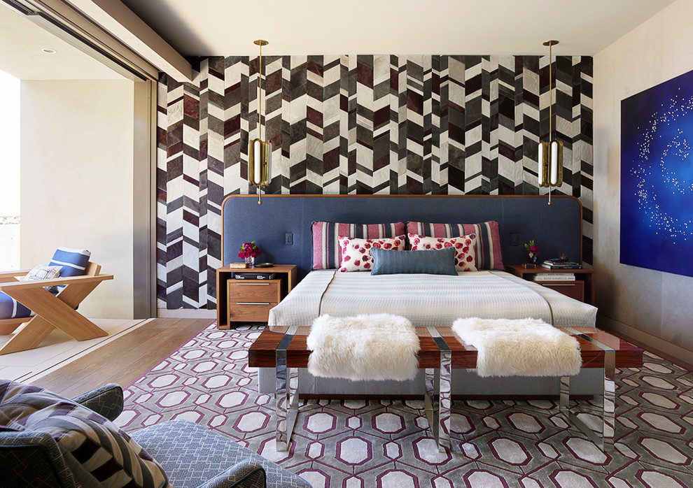 Modelo de dormitorio principal bohemio con paredes grises, suelo de madera en tonos medios y suelo marrón