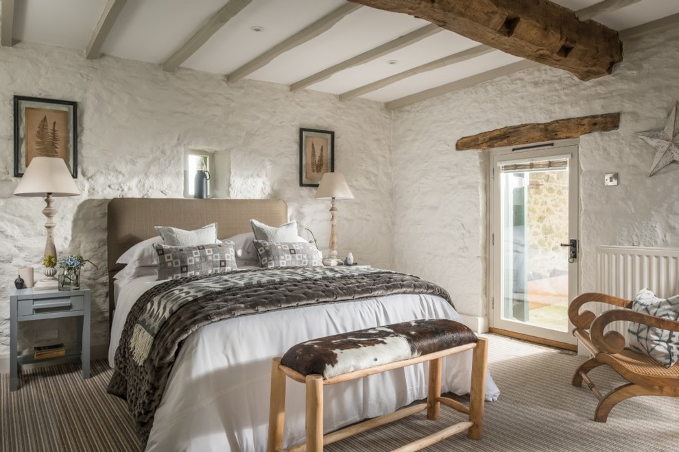 Mittelgroßes Landhausstil Schlafzimmer ohne Kamin mit Teppichboden, grauem Boden und weißer Wandfarbe in Devon