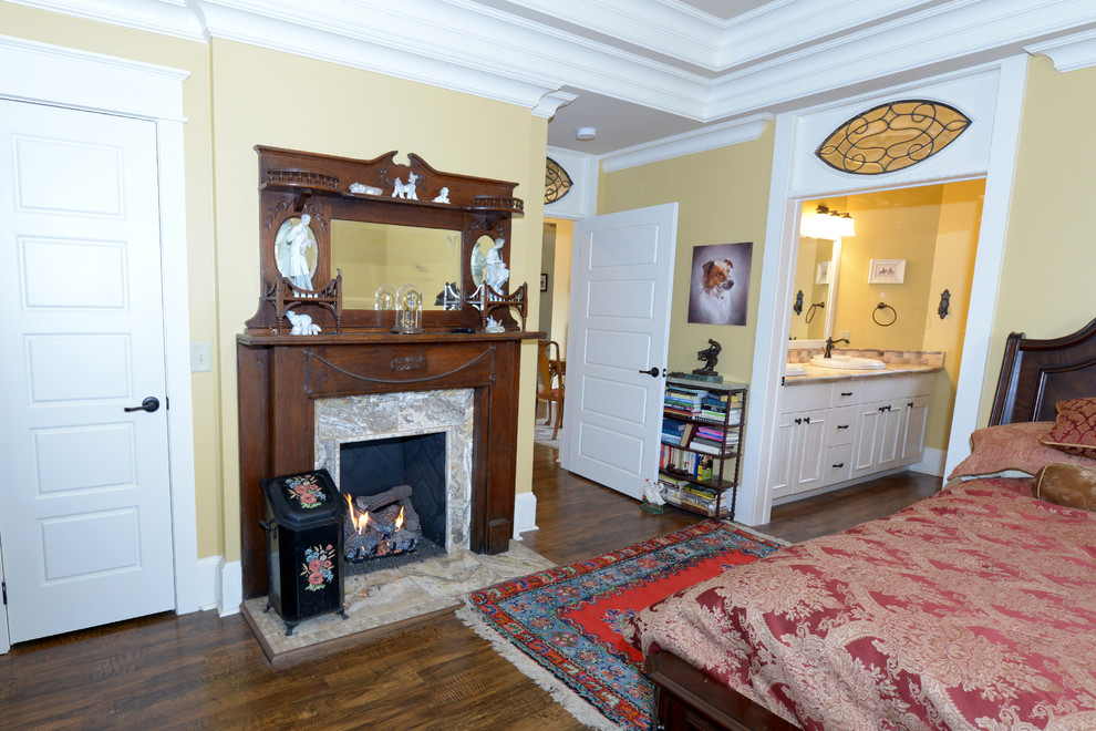 バーミングハムにある広いカントリー風のおしゃれな主寝室 (ベージュの壁、濃色無垢フローリング、標準型暖炉、石材の暖炉まわり) のレイアウト