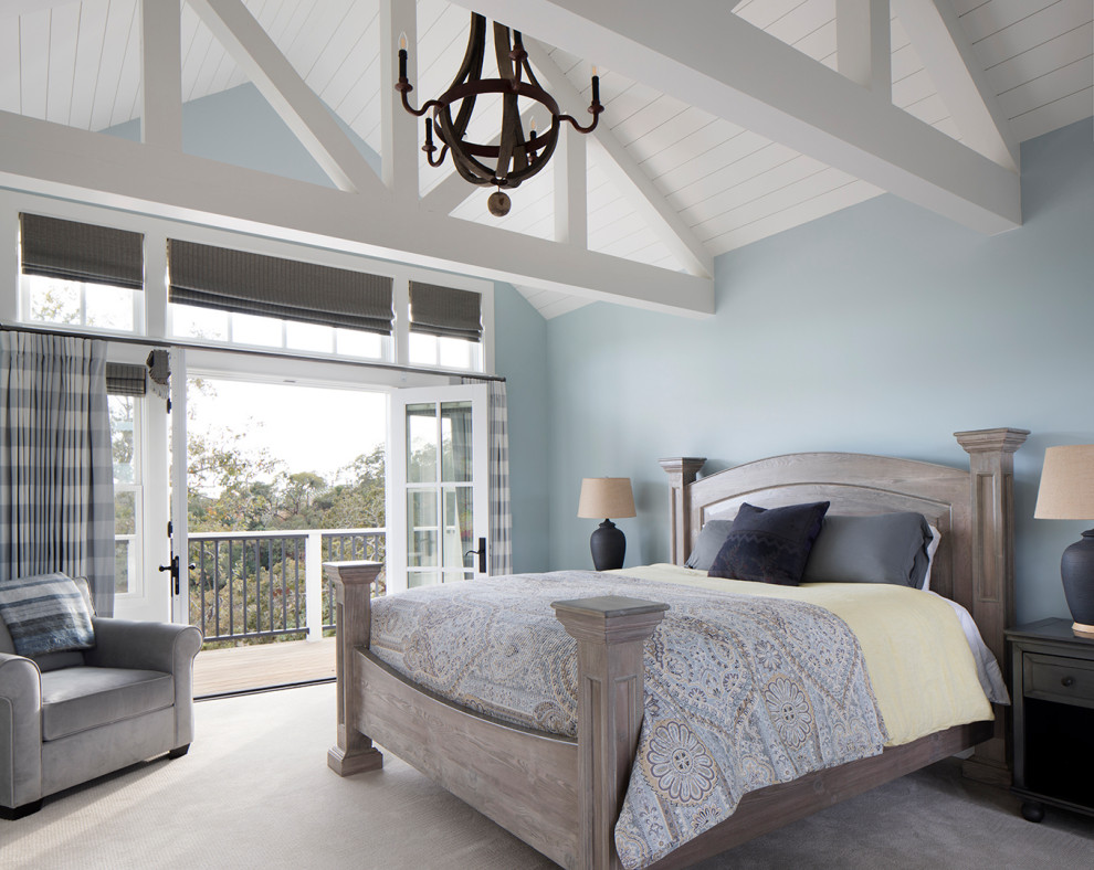 Esempio di una camera da letto country con pareti blu, moquette e pavimento grigio