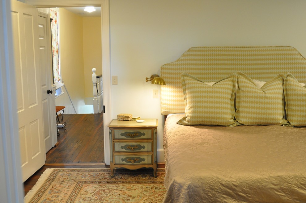 Foto di una camera matrimoniale chic con pareti blu e pavimento in legno massello medio