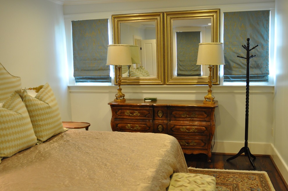 Источник вдохновения для домашнего уюта: хозяйская спальня в классическом стиле с синими стенами и паркетным полом среднего тона