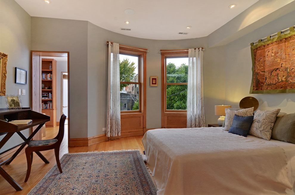 Пример оригинального дизайна: хозяйская спальня в современном стиле с серыми стенами и паркетным полом среднего тона