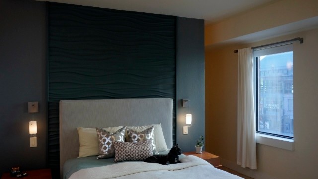 Стильный дизайн: большая гостевая спальня (комната для гостей) в современном стиле с синими стенами, полом из травертина и бежевым полом без камина - последний тренд