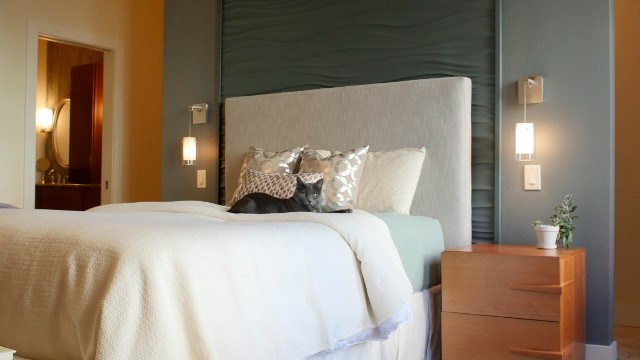 デンバーにある広いコンテンポラリースタイルのおしゃれな客用寝室 (青い壁、トラバーチンの床、暖炉なし、ベージュの床)