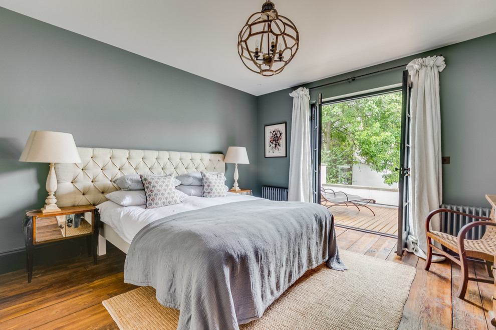 Foto de dormitorio clásico de tamaño medio con paredes grises, suelo de madera clara y suelo beige