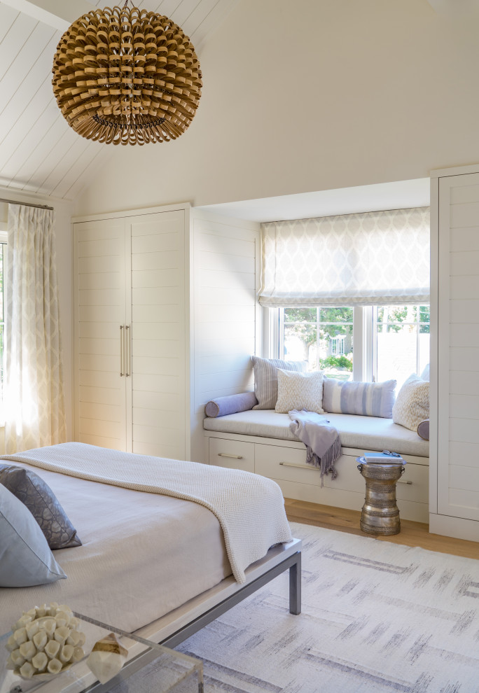 Стильный дизайн: спальня в морском стиле с белыми стенами, паркетным полом среднего тона и коричневым полом - последний тренд
