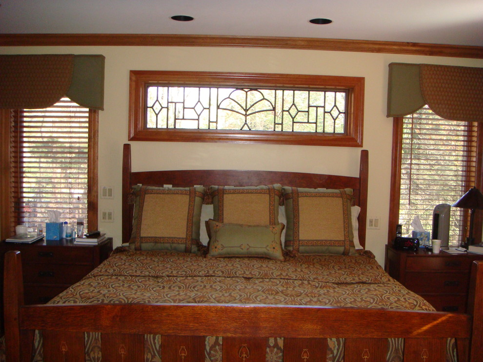 Immagine di una camera matrimoniale chic di medie dimensioni con pareti beige e camino classico