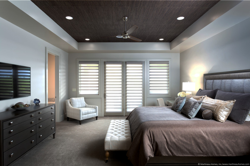 На фото: большая хозяйская спальня в стиле модернизм с серыми стенами, ковровым покрытием, бежевым полом и деревянным потолком с