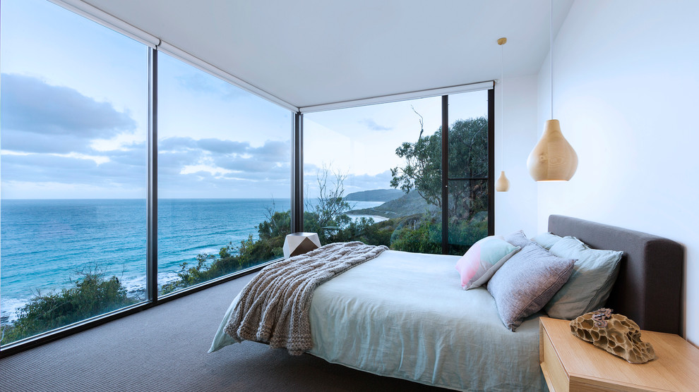 Modernes Schlafzimmer mit weißer Wandfarbe und Teppichboden in Melbourne
