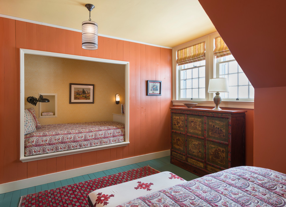 Idée de décoration pour une grande chambre d'amis champêtre avec un mur rouge et parquet peint.