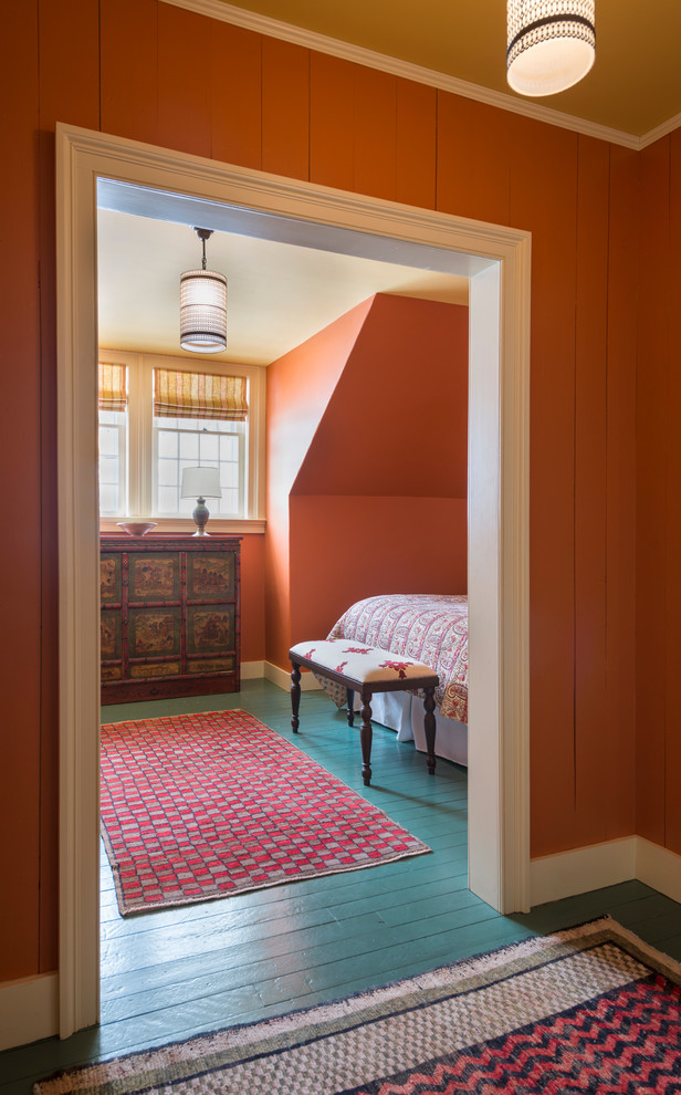 Großes Landhaus Gästezimmer mit roter Wandfarbe und gebeiztem Holzboden in Burlington