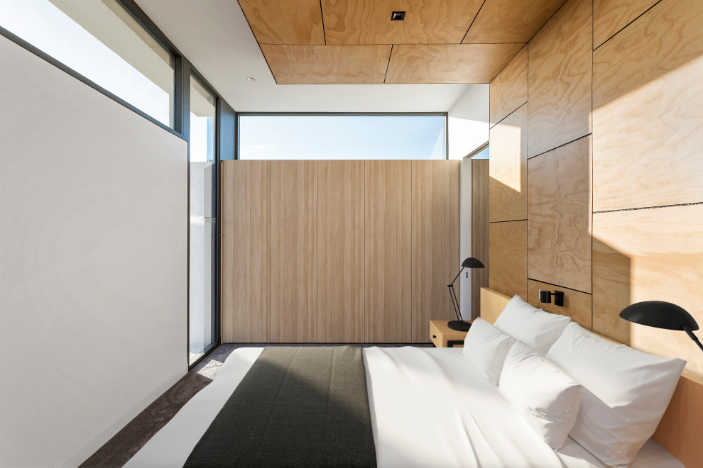 Immagine di una camera degli ospiti design di medie dimensioni con pareti marroni, moquette, pavimento grigio, soffitto in legno e pareti in legno