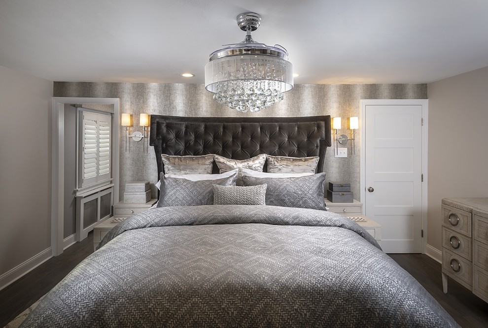 Стильный дизайн: хозяйская спальня среднего размера в стиле неоклассика (современная классика) с серыми стенами, темным паркетным полом, коричневым полом и обоями на стенах - последний тренд