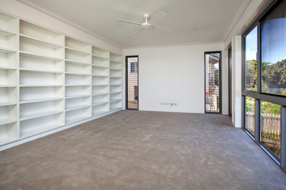 Großes Modernes Gästezimmer ohne Kamin mit weißer Wandfarbe, Teppichboden und beigem Boden in Brisbane