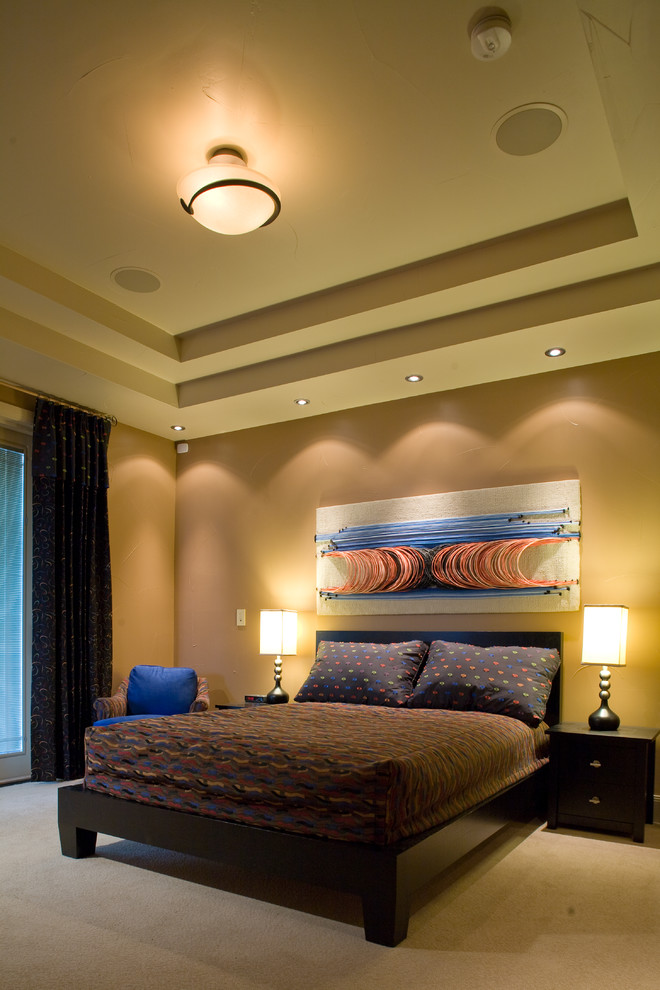 Пример оригинального дизайна: гостевая спальня среднего размера, (комната для гостей) в современном стиле с бежевыми стенами и ковровым покрытием